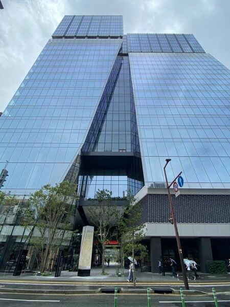 福岡大名ガーデンシティ。設計：久米設計・醇建築まちづくり研究所JV。超高層の真ん中にトンネル