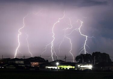 落雷 雷の発生頻度が高い季節や時間帯 | 落雷現象を発生させない避雷針設置