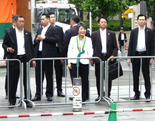 SPに囲まれた上川外務大臣（筆者撮影）