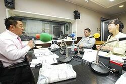 「マット安川のずばり勝負」スタジオ風景／マット安川、佐藤優、加藤知華／前田せいめい撮影