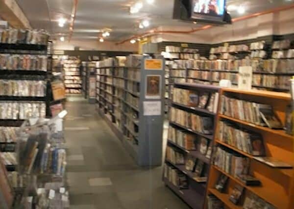 キムズ・ビデオの店内。マニアックなビデオがところ狭しと並んでいた(写真:Everett Collection/アフロ)