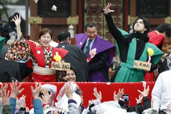 『べらぼう』で蔦屋重三郎役を熱演する横浜流星さん（右端）と花の井（5代目瀬川）役の小芝風花さん