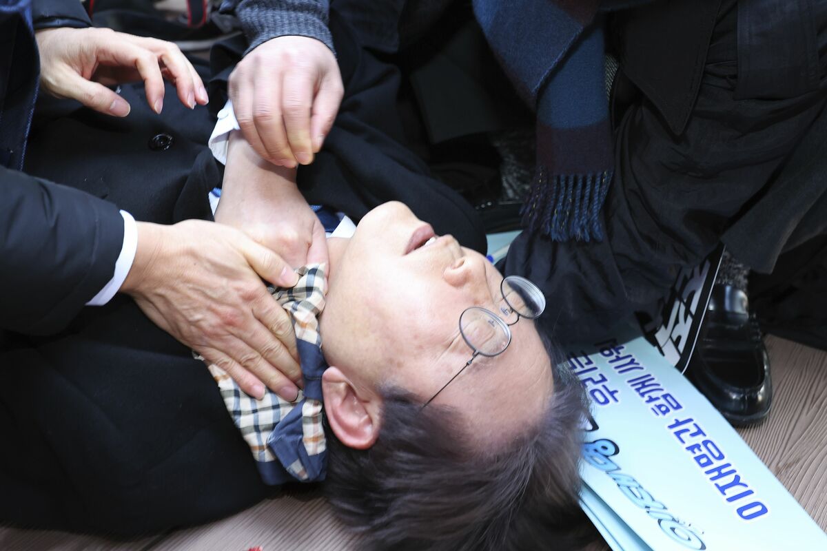 Leader of the Democratic Party of Korea Attacked with a Knife: Is Helicopter Transportation to Seoul a Privilege for Politicians?