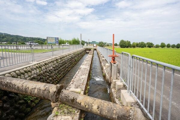 円筒分水からの水が流れる用水路。ここでは2本が並行している