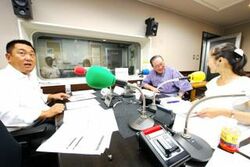 「マット安川のずばり勝負」スタジオ風景／マット安川、藤木幸夫、加藤知華／前田せいめい撮影