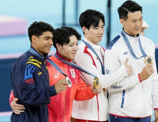 体操男子種目別鉄棒の表彰式。金メダルが岡慎之助（左から２人目）、銅メダルが中国の張博恒（右から2人目）と台湾の唐佳鴻（写真：共同通信社）