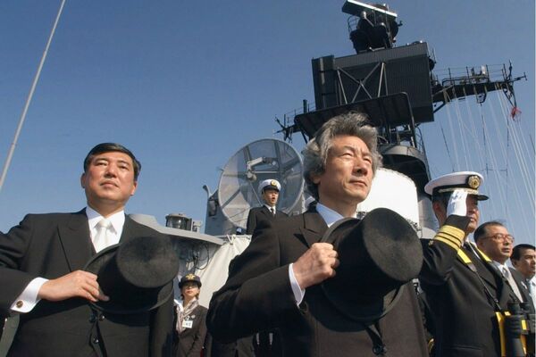2003年10月、護衛艦「しらね」艦上で、海上自衛隊の海上パレードを観閲する当時の小泉首相と石破防衛庁長官