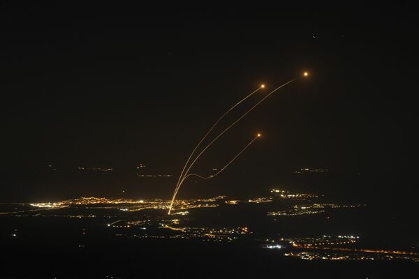 レバノンから発射されたロケット弾を迎撃するイスラエルの防空システム「アイアンドーム」(写真:AP/アフロ)