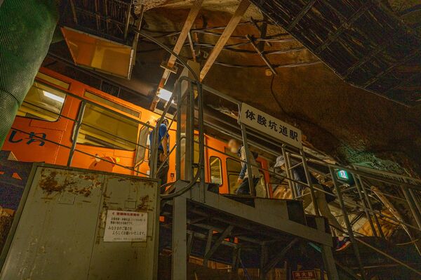 体験坑道駅に停車中の「もぐら号」