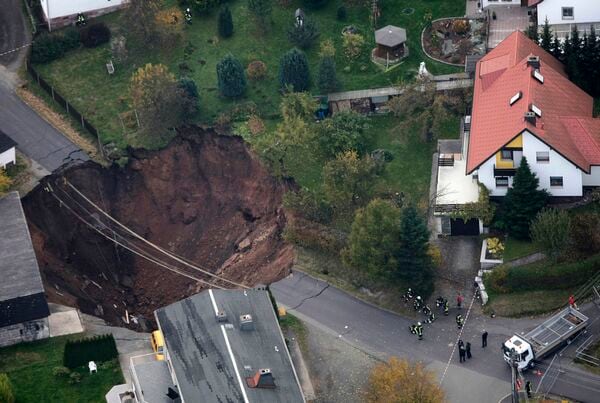 この写真はドイツ中部の街で起きた陥没事故（写真：ロイター/アフロ）