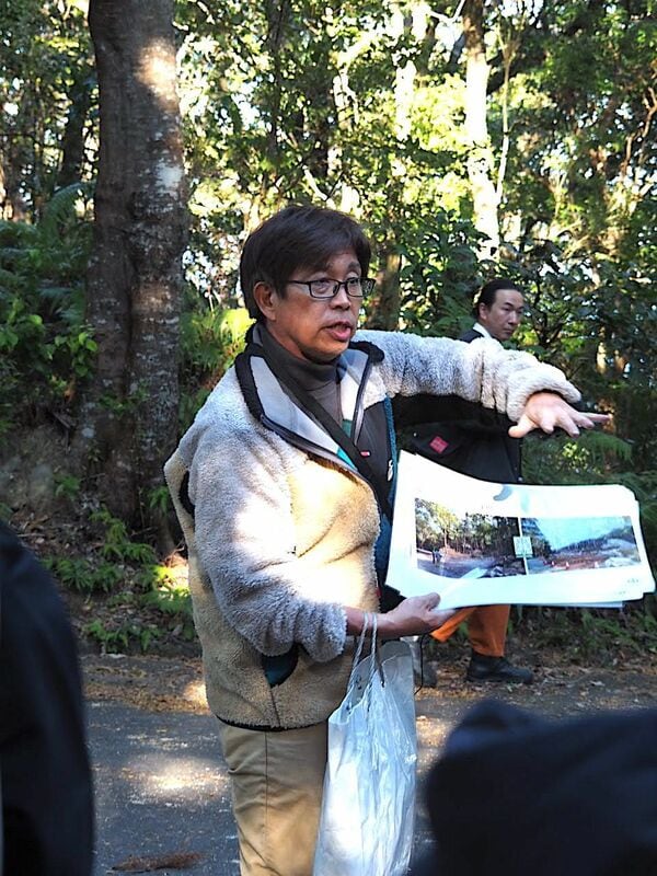 ワークショップで「みんなの森」について説明する芝山有朋