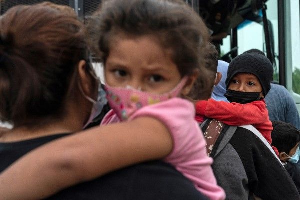 米国「移民危機」に復権のチャンスを窺うトランプ派　メキシコとの国境に子どもだけの移民が殺到