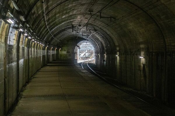 湯檜曽駅下りホームから見たトンネルの出口