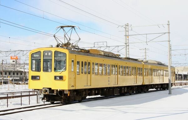 雪の中を行く近江鉄道の800系電車（写真：アフロ）