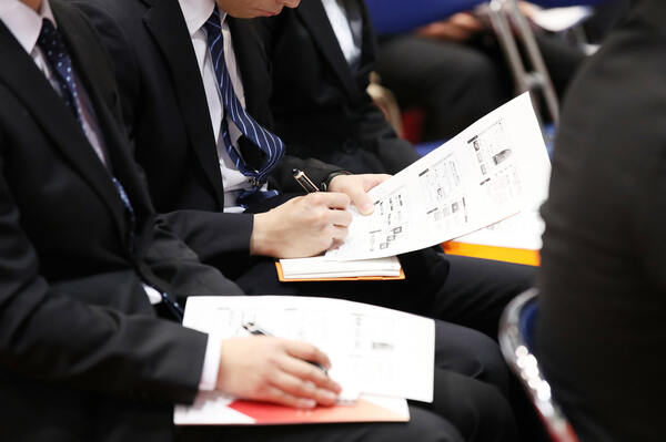 就活の合同説明会に参加する学生(写真:森田直樹/アフロ)