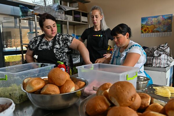 現地の雇用を少しでも増やしたいと考え、10人のウクライナ人を雇っている