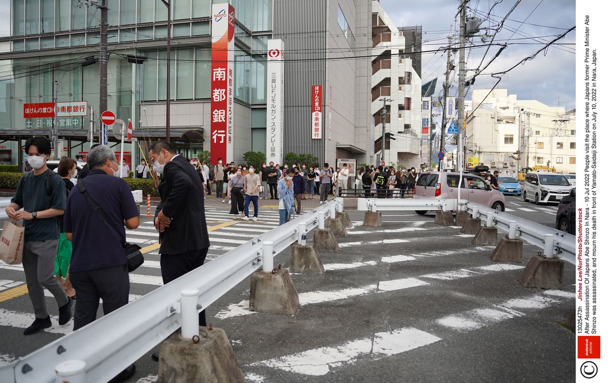 透过安倍暗杀事件浮上台面的“日本民主主义”弱点安倍与同样遭到枪击却活