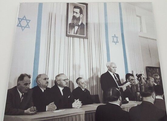 1948年5月14日にイスラエル建国を宣言するダビッド・ベングリオン初代首相［写真：テルアビブの建国記念館にて筆者撮影］