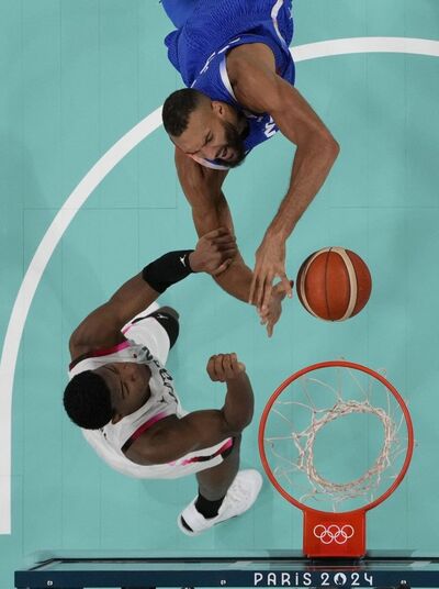 バスケットボール男子予選、日本対フランス戦の第4クオーター、八村塁（下）はファウルで退場になった（写真：共同通信社）