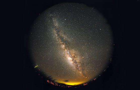 南国の夜空に輝く水先案内人「南十字星」 北緯1度、赤道に近い 