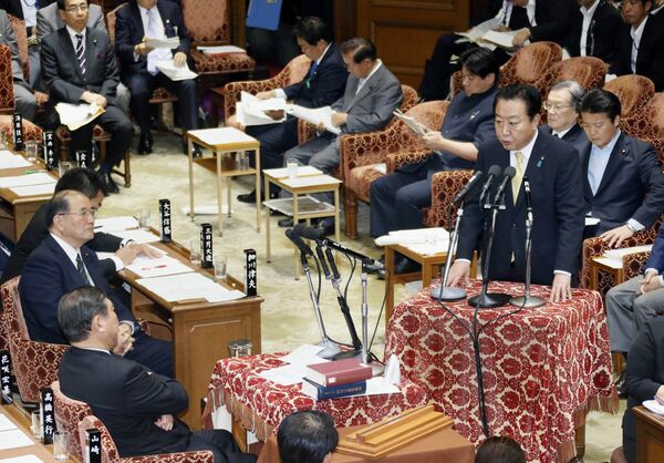 衆院予算委の集中審議で自民党の石破茂氏(左下)の質問に答える野田首相(当時)。今度は石破氏が答弁に立つか=2012年8月(写真:共同通信社)