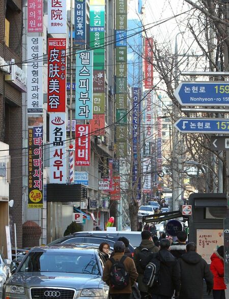 整形外科密集する韓国ソウルのアックジョン(狎鴎亭)(写真:新華社/アフロ)