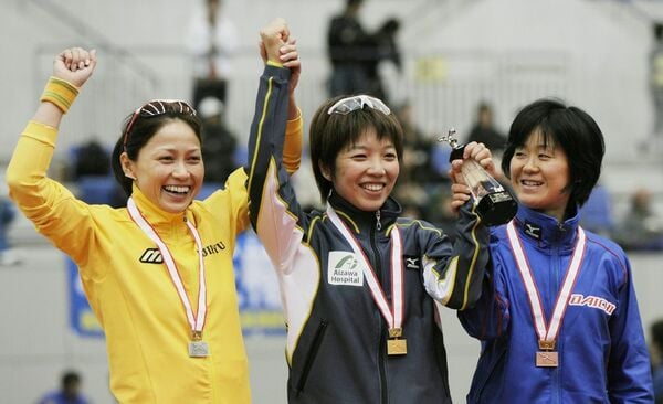 全日本スピードスケート距離別選手権大会の女子1000m表彰台。左は2位の岡崎朋美、右は3位の田畑真紀（2009年10月24日、写真：共同通信社）