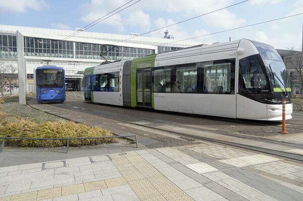 2006年に開業した富山市のLRT（写真：共同通信社）