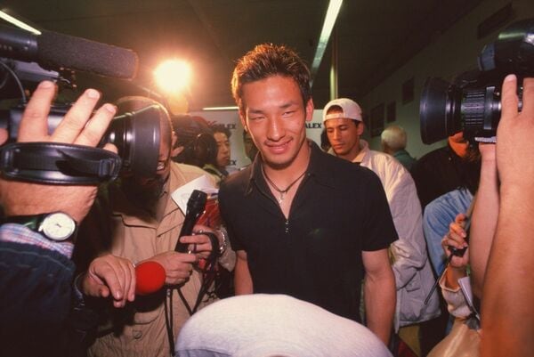 報道陣に囲まれる、ペルージャに移籍した中田英寿（写真：アフロ）