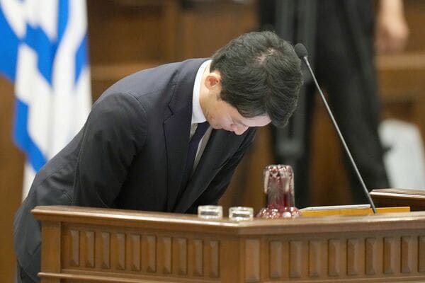 不信任決議が可決された兵庫県議会の本会議で、県政の混乱について頭を下げた斎藤元彦知事