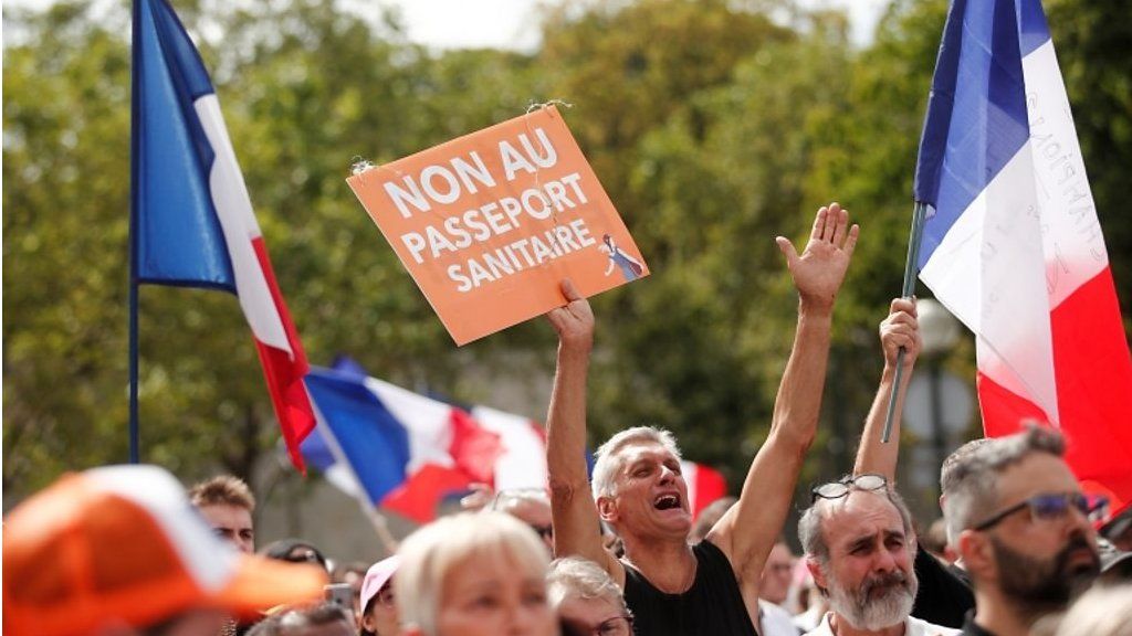 フランス政府のコロナ対策強化に市民反発　パリで衝突