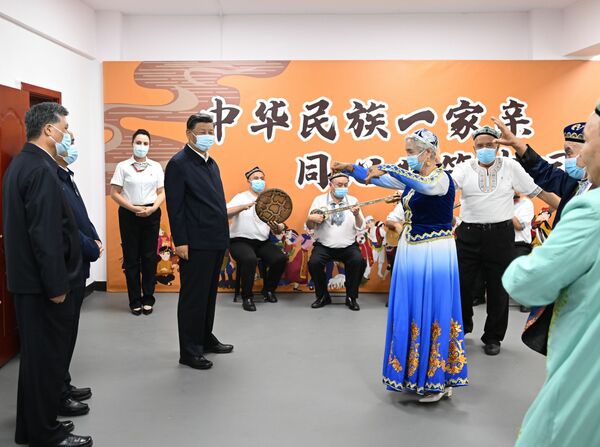 中国　新疆ウイグル自治区　洋書　自然　民族衣装　China Uygur 地理　本 新疆ウイグル自治区-中国共産党支配の70年 (中公新書 2700