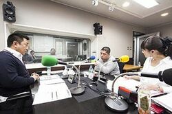 「マット安川のずばり勝負」スタジオ風景／マット安川、佐藤優、加藤知華／前田せいめい撮影