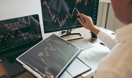 株価を調べる