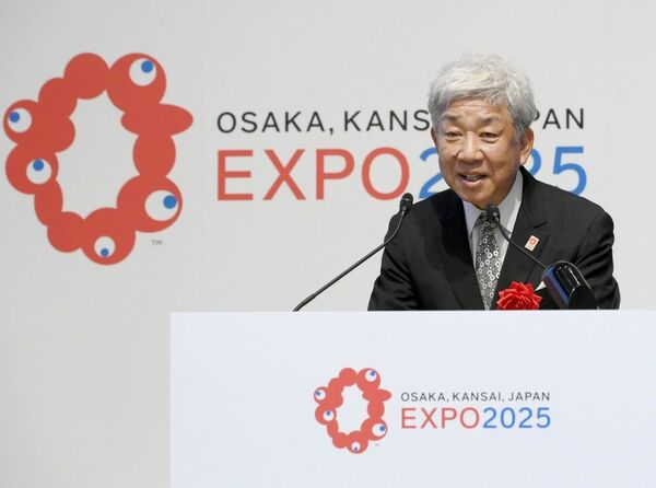 2022年5月、大阪・関西万博で民間パビリオンに出展する企業・団体の構想概要の発表会で、プレゼンする吉本興業ＨＤの大﨑洋会長（当時）（写真：共同通信社）