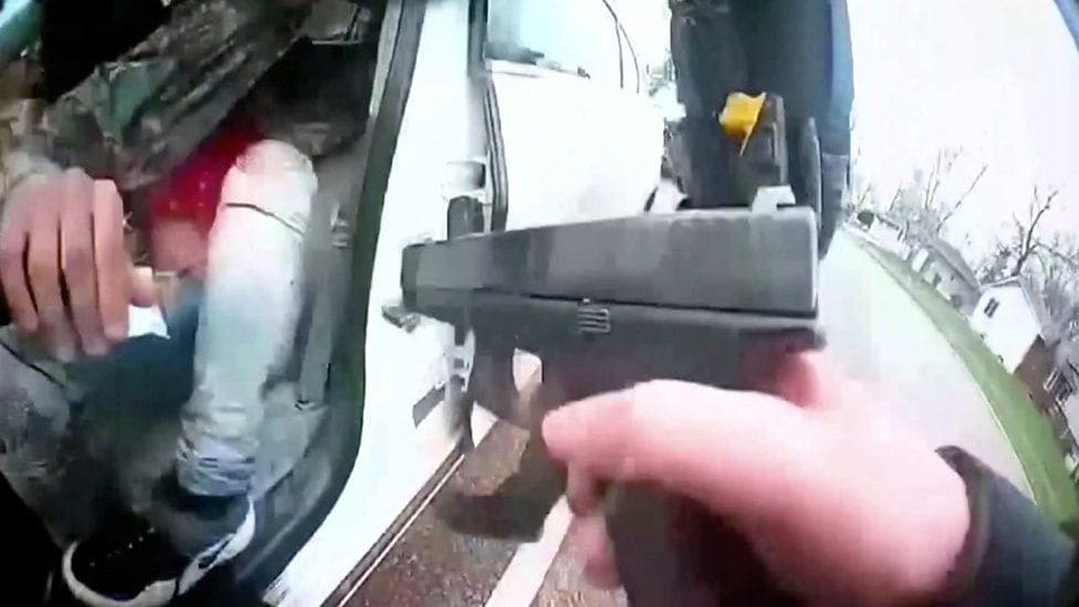 テイザー銃と「取り違えて発砲」　米黒人男性射殺事件で警官のボディカメラ映像公開