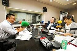 「マット安川のずばり勝負」スタジオ風景／マット安川、小林節、加藤知華／前田せいめい撮影