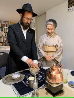 ラビのお点前を見守る裏千家の小泉宗敏氏（右）