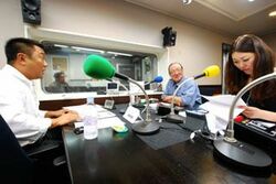 「マット安川のずばり勝負」スタジオ風景／マット安川、藤木幸夫、藤岡明美／前田せいめい撮影