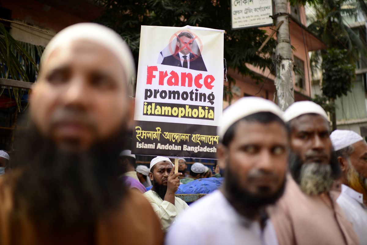 アジア全域のムスリムが猛反発、反マクロンの声拡大　預言者風刺画を巡るマクロン発言で東南アジアで仏製品の不買運動