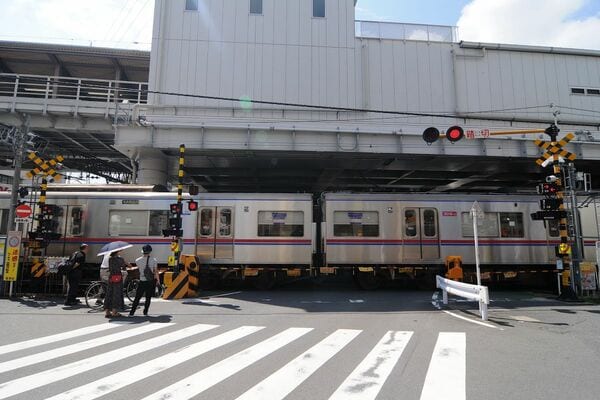 遠くからでも認識できるような工夫として、警報灯を上に配置したオーバーハング型の踏切が増えている