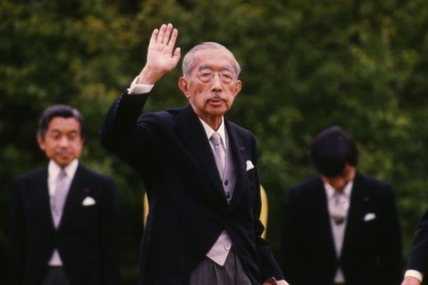 輝く新天皇の誕生 Amazon.co.jp: 『記念出版 輝く新天皇の誕生 祝二〇二〇東京五輪