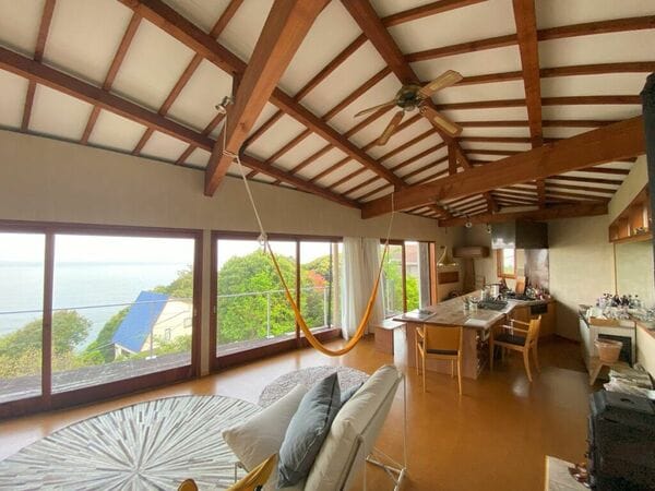 脱衣室から見た居間と厨房