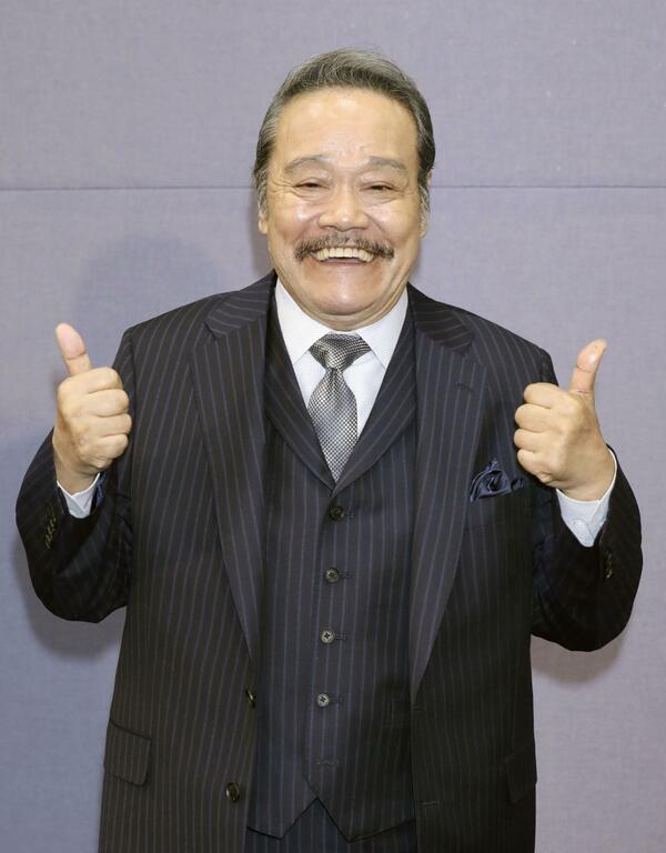 旭日小綬章受章が決まり記者会見でポーズをとる西田敏行さん=2018年4月、東京都港区(写真:共同通信社)