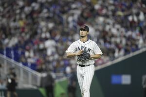 DESCENTE 元読売ジャイアンツ　#46 小田幸平選手　グランドコート 優勝候補・ジャイアンツ最高の補強にある盲点 小田幸平が見る