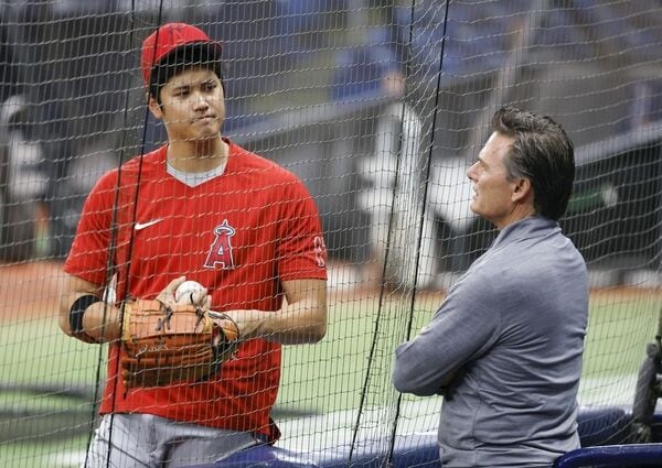 大谷と話す代理人のネズ・バレロ氏（2022年8月、写真：共同通信社）