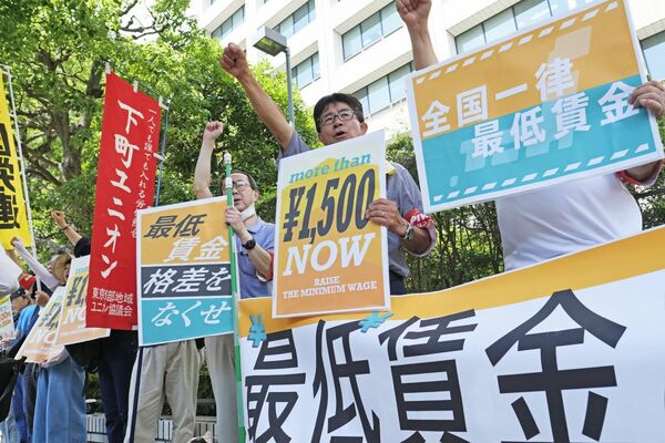 厚労省前で最低賃金の引き上げなどを訴える人たち