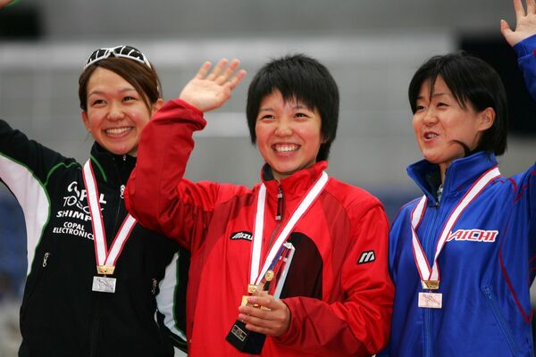 2006年10月29日、全日本スピードスケート距離別選手権大会1000mで優勝。左は吉井小百合、右は田畑真紀（写真：築田純/アフロスポーツ）
