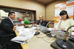 「マット安川のずばり勝負」スタジオ風景／マット安川、浅川博忠、加藤知華／前田せいめい撮影