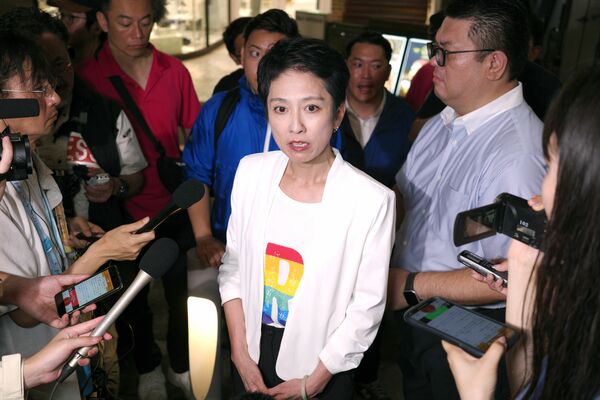 東京都知事選の選挙戦最終日の演説を終え、記者団の取材に応じる蓮舫前参院議員（中央）＝6日午後、東京都新宿区（写真：時事）